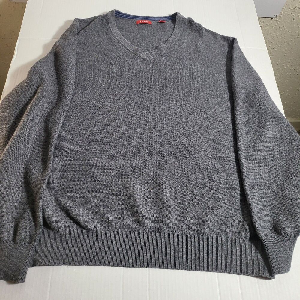 Izod fine gauge V-neck sweater in a carbon heather gray color and 100% cotton Lg
